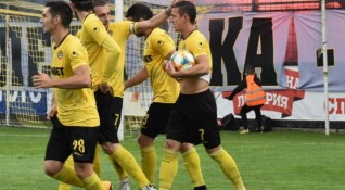 Ботев Пловдив победи с 2 0 Етър в последния мач от