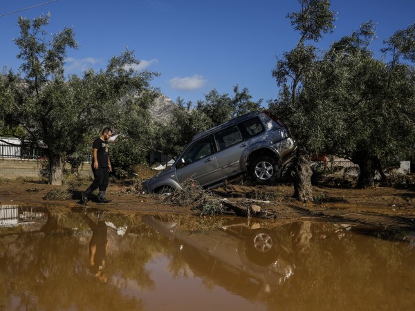 Четири жертви в Гърция взеха наводненията, причинени от бурята "Гирионис".