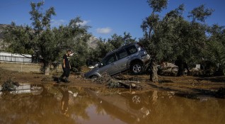 Четири жертви в Гърция взеха наводненията причинени от бурята Гирионис