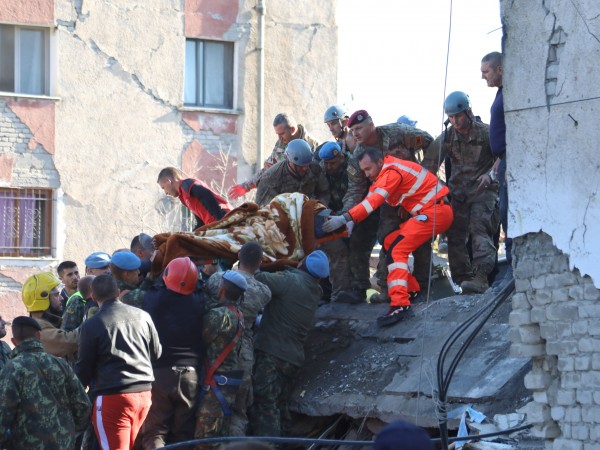 България изпрати екип от спасители в Албания, които да се