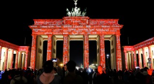 Жителите на Германия предпочитат страната им да развива отношения по скоро
