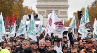 Тази сутрин стотици фермери се появиха в Париж с над
