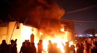 Демонстранти щурмуваха и подпалиха иранското консулство в град Наджав Ирак
