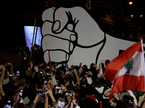 Стотици ливански жени преминаха в шествие покрай някогашна фронтова линия