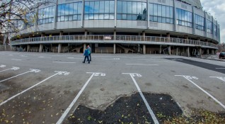 Откритият паркинг край Националния стадион Васил Левски стои празен видя