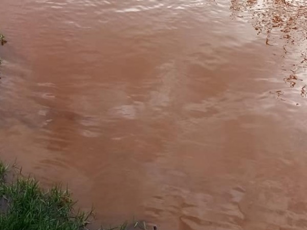 Водата в река Струма е оцветена в червено на територията
