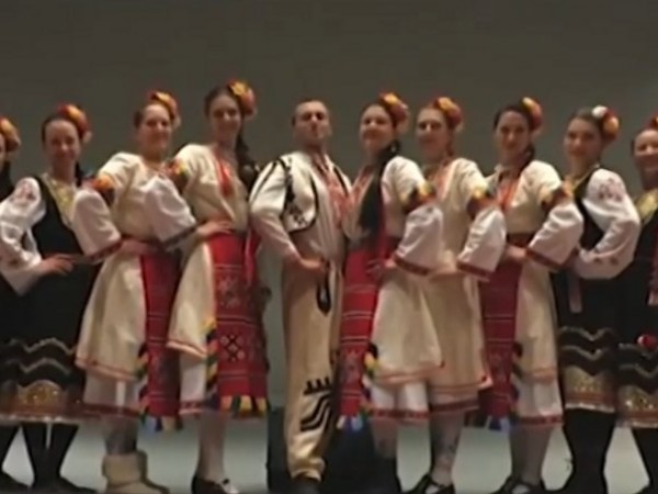 Фолклорни танцьори от Петрич за малко не се превърнаха в