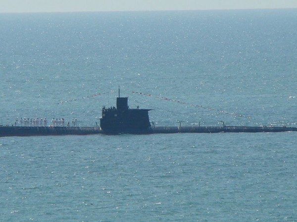 Уникална операция по вода за транспортиране на последната българска подводница