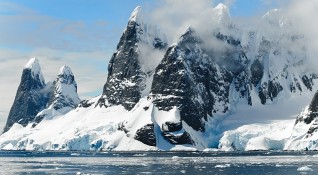 Деветдесет и девет процента от площта на Антарктида е покрита