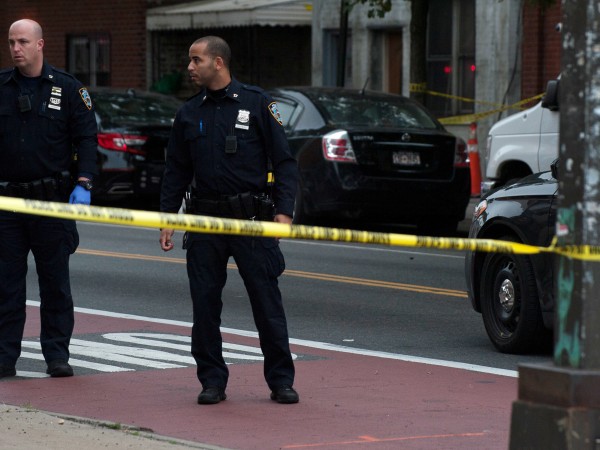 Полицията в американския град Сиракюз издирва нападател, прострелял мъж в