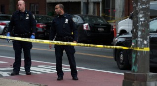Полицията в американския град Сиракюз издирва нападател прострелял мъж в