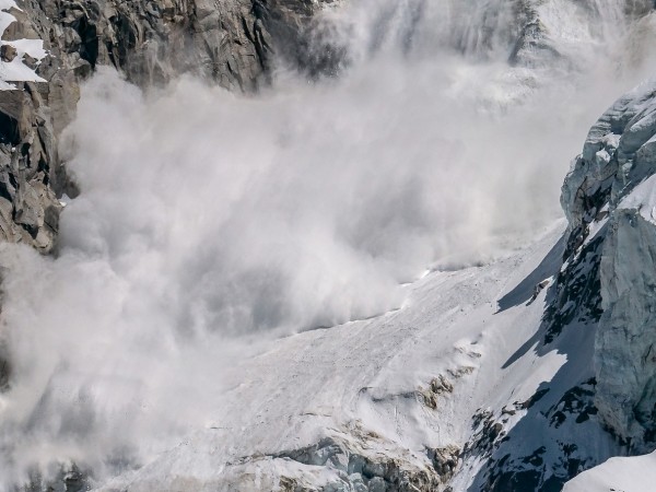 Лавина затрупа скиори в италианските Алпи, снежна маса се е