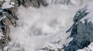 Лавина затрупа скиори в италианските Алпи снежна маса се е