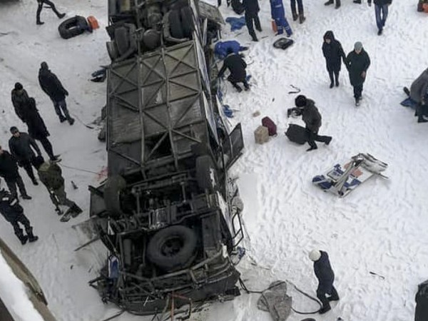 Автобус с 43 пътници падна днес от мост в замръзналата