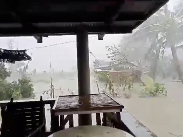 Няколко души загинаха във Филипините при преминаването на тайфуна Камури,