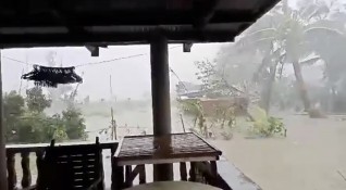 Няколко души загинаха във Филипините при преминаването на тайфуна Камури