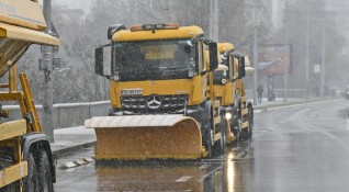 През нощта във връзка с валежите от сняг в София