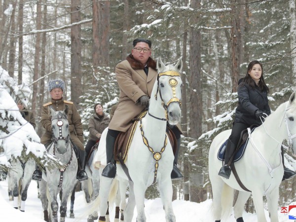 Снимки на севернокорейския лидер Ким Чен Ун, който язди бял