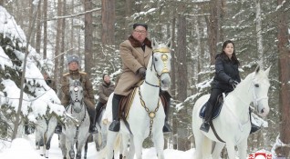 Снимки на севернокорейския лидер Ким Чен Ун който язди бял
