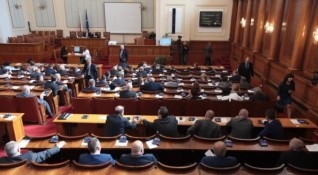 Със скандал приключи извънредното заседание на парламента във вторник със