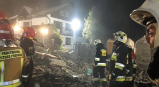 Експлозия в Полша срути три етажна сграда съобщи bTV Спасителите