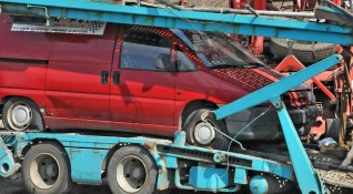 Водач на автовоз превозващ три леки автомобила е катастрофирал в