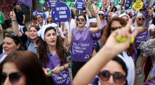 Най малко 430 жени са били убити в Турция от началото