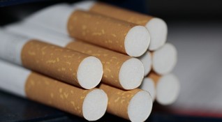 Митнически служители откриха 16 000 къса цигари в специално изграден
