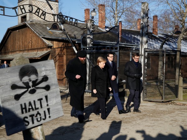 Германският канцлер Ангела Меркел пристигна в бившия нацистки лагер на