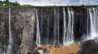 Водопадът Виктория се намира на границата между Замбия и Зимбабве