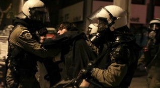 Гръцката полиция използва сълзотворен газ срещу анархисти в Атина и