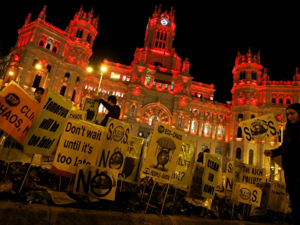 Хиляди хора излязоха в Мадрид на демонстрация с призив към