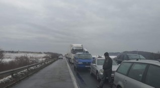 Не са допуснати сериозни инциденти по пътищата след падналия леден