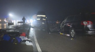 Автобус и идваща от Сърбия лека кола са се ударили