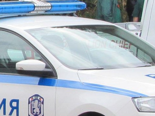 Автобус и лекак кола катастрофираха край Шумен, а двама младежи