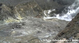 Новозеландските власти съобщиха че вулкан е изригнал на остров Уайт