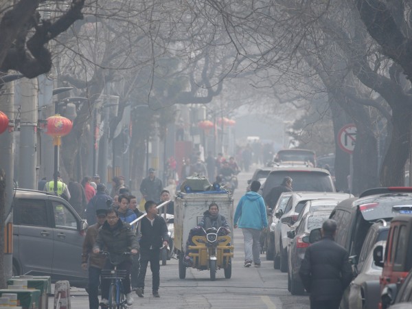 Гъсти мъгли и замърсен въздух има и над Китай, съобщи