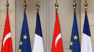 Турските власти депортираха 11 френски граждани които са членове на