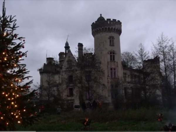 Старинен замък в Югозападна Франция получи коледна премяна, а неговите