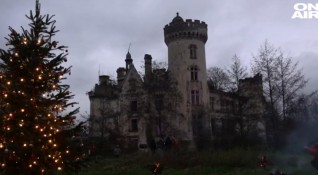Старинен замък в Югозападна Франция получи коледна премяна а неговите
