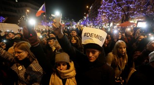 Хиляди протестиращи се събраха в Прага настоявайки за оставката на