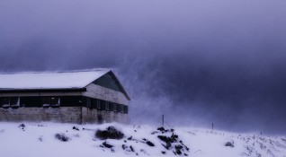 Снежна буря се вихри в Исландия На повечето места ветровете