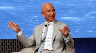 Основателят и главен изпълнителен директор на Amazon Джеф Безос е