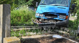 Пиян шофьор блъсна мъж край гробищата в село Тополи Пострадалият