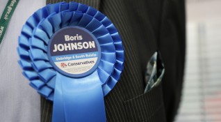 Консервативната партия на британския премиер Борис Джонсън печели мнозинство от