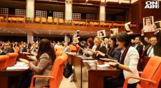 Турски жени депутати от основната опозиционна Републиканска народна партия с