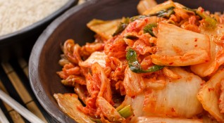 Кимчи е вид ферментирал продукт подобен на киселото зеле но
