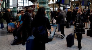 Френската служба за гражданска авиация нареди на авиокомпаниите да отменят