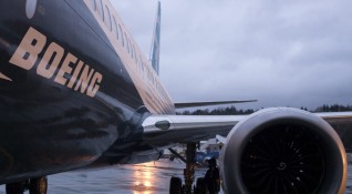 Американският самолетостроител Боинг спира производството на модела 737 МАКС 737