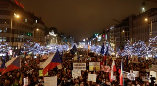 Снощи близо 15 000 души излезнаха на протест срещу чешкия